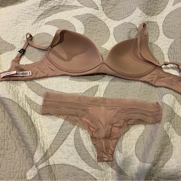 Victorias Secret plunge padded wireless bra (with matching panties -NWOT - Picture 3 of 6